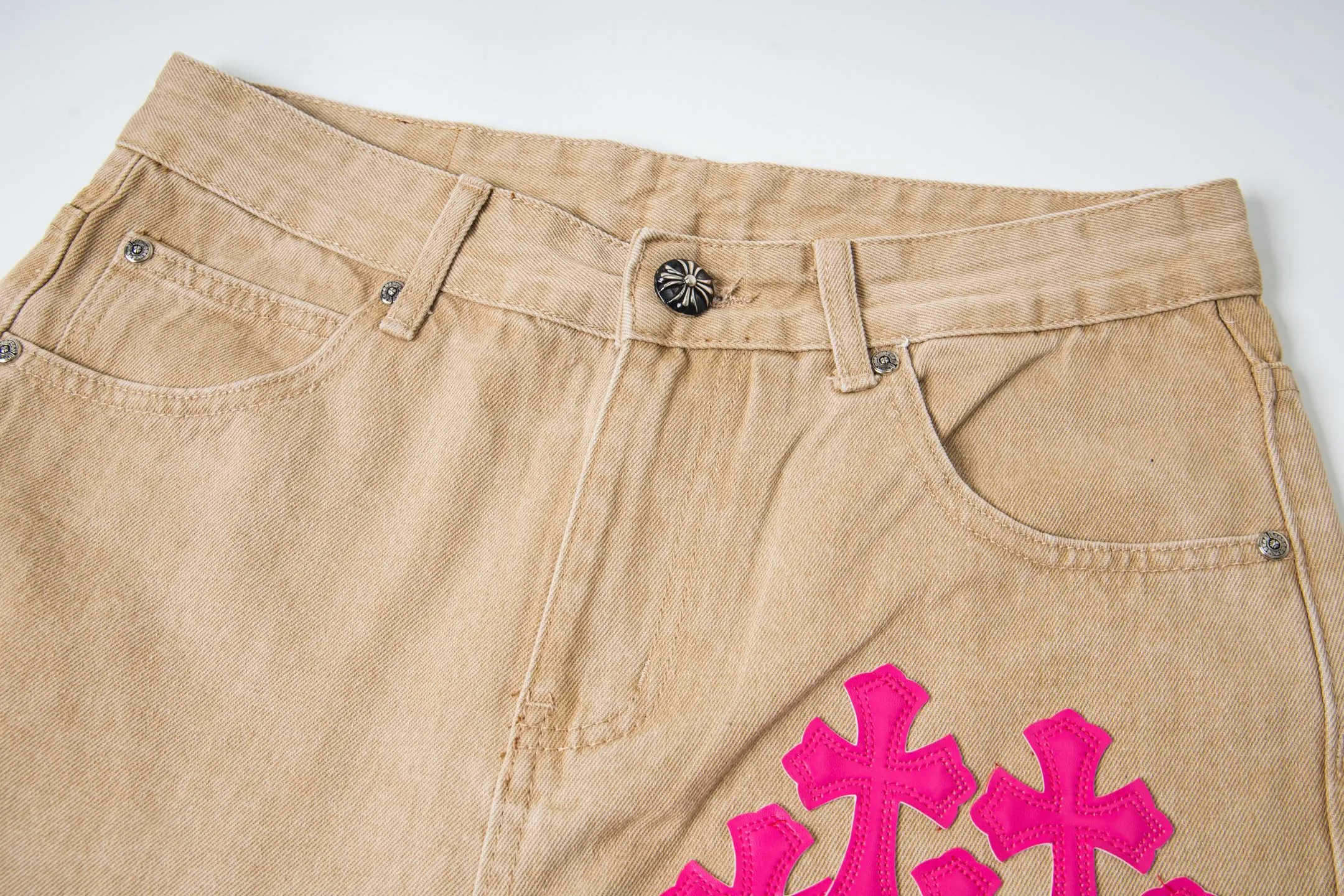 P240 Chrome Hearts 2025 New Miami Limited Couple Washed Jeans with Multiple Pink Cross Leather Labels is a hot item this season and is sought after by countless celebrities and fashionistas. The neat details of the cutting process add color to the playful fashion! The neat and meticulous design, and the well-fitting structure is unique. The upper body not only has outstanding recognition, but also looks younger and younger. A style with the ultimate wearing meaning and performance, gorgeous color matching, and the craftsmanship of this style is also extremely extraordinary. After the finished product is washed, it is disassembled and hand-made with sheepskin cross leather and then spliced ​​together to complete. The whole piece has too many craftsmanship to describe. It is decorated with patchwork cross flowers and high-waisted washed jeans! ! Absolutely high-end luxury product, a god-level single product, a super popular product, made with top heavy industry, a magic weapon that cannot be missed in the street. Style number: 1866# Size: 28 30 32 34 Color: khaki pink khaki black